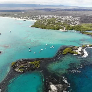 Vista aérea del Islote Tintoreras con aguas turquesas y senderos de lava, Galápagos