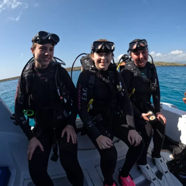 Group of divers ready to dive in Bartolomé