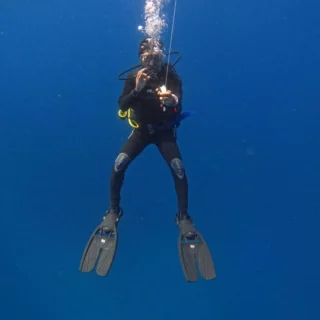 Buzo descendiendo hacia el fondo marino en Mosquera, Galápagos