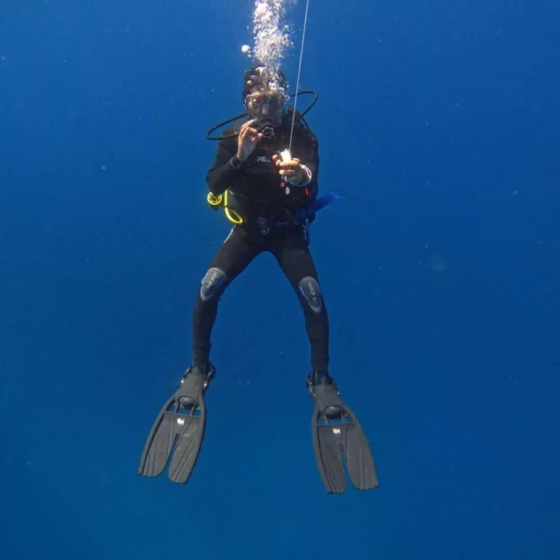 Diver descending to the seafloor in Mosquera, Galapagos