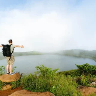 Laguna El Junco cubierta de neblina en día nublado