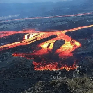 Lava ardiente en erupción del Volcán Sierra Negra