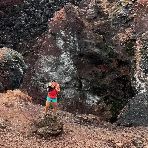 Explorador junto a formaciones rocosas del Volcán Sierra Negra