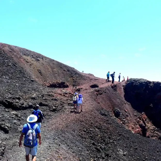 Grupo de visitantes recorriendo el sendero al cráter del Volcán Sierra Negra