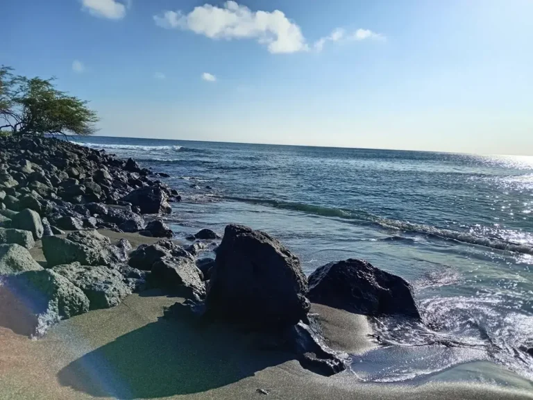 Vista aérea de la costa galapagueña