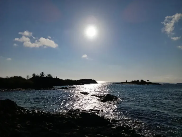 Paisaje costero con formaciones volcánicas