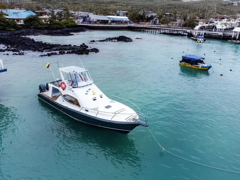 Yate anclado en una bahía tranquila