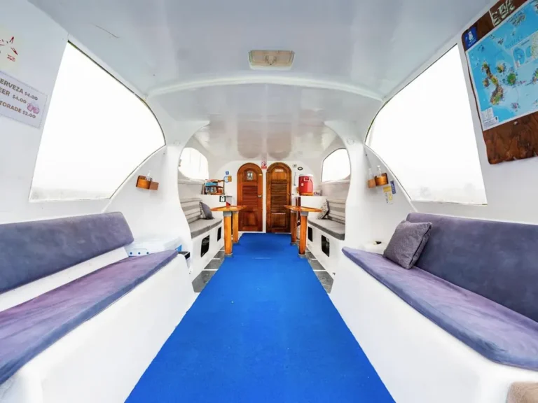 Interior de yate con espacio para pasajerosInterior de yate con espacio para pasajeros