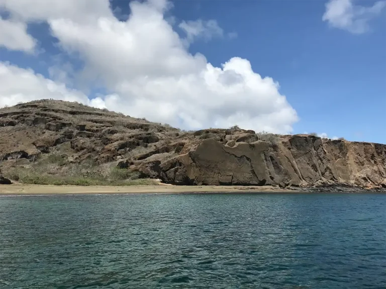 Islote rodeado de aguas cristalinas