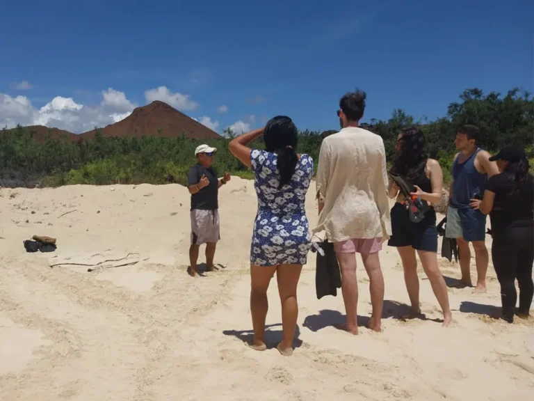 Turistas explorando senderos volcánicos en Galápagos