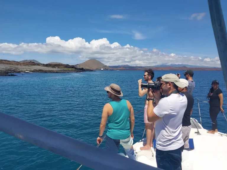 Exploradores caminando sobre lava enfriada