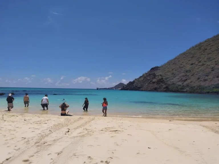 Playa de arena blanca y mar turquesa en Galápagos