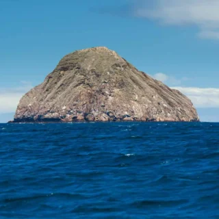 Vista de Isla Pinzón desde el océano, Galápagos