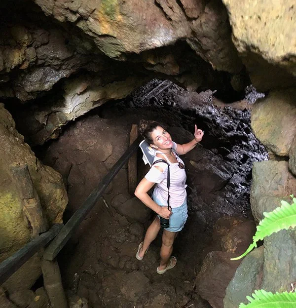 Turista dentro de un túnel de lava en Galápagos