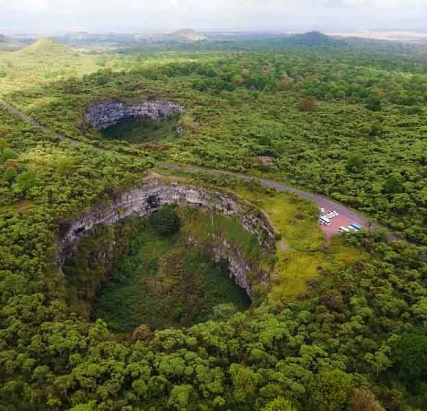 Vista aérea de un cráter cubierto de vegetación en la parte alta de Galápagos