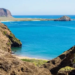 Vista panorámica del mar turquesa desde Punta Pitt en Galápagos