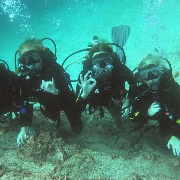 Grupo de buzos descendiendo en Rocas Gordon, Galápagos