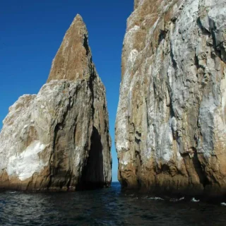 Formación volcánica Rocas Gordon emergiendo del océano