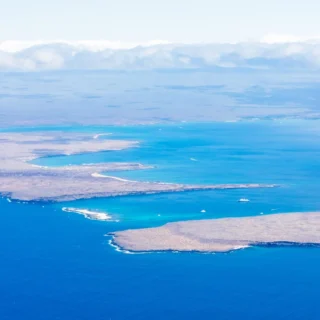 Vista aérea de Isla Seymour Norte rodeada de aguas turquesas en Galápagos