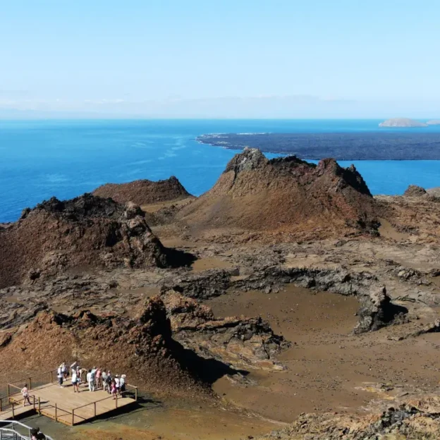 Vista aérea de formaciones volcánicas y playas doradas en Isla Bartolomé, Galápagos